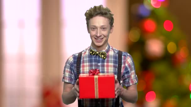 Πορτρέτο του Έφηβος αγόρι σας δίνει δώρο Χριστουγέννων. — Αρχείο Βίντεο
