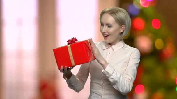 Surprise femme de bureau avec boîte cadeau rouge . — Video