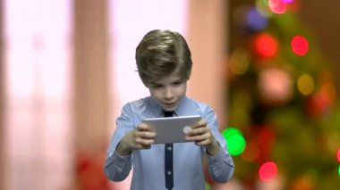 Sevimli çocuk onun smartphone oyun oynama.