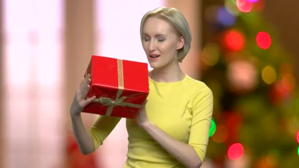 クリスマスのギフト ボックスと興奮した女性. — ストック動画
