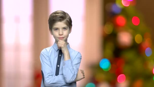 Portret przystojny chłopak na tle Boże Narodzenie. — Wideo stockowe