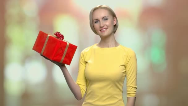 Woman posing with gift box. — Stock Video