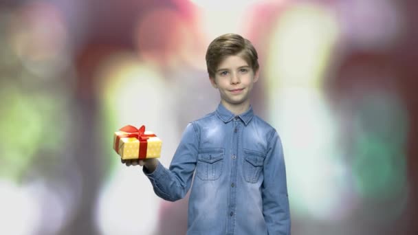 Retrato de niño guapo con caja de regalo . — Vídeos de Stock