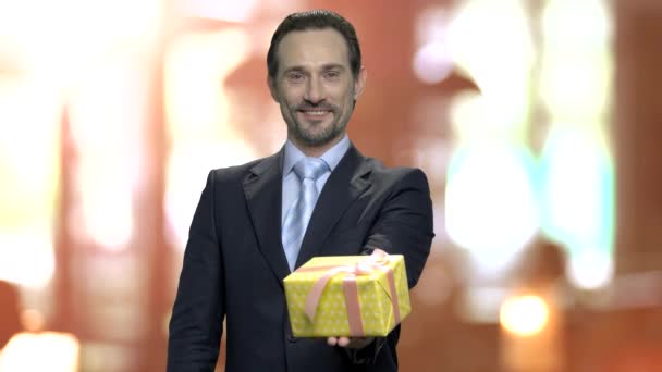 Büromann schenkt Geschenkbox. — Stockvideo