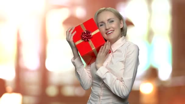 Glad upphetsad kvinna fick födelsedagspresent. — Stockvideo