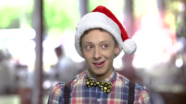 Χαριτωμένο αστείος τύπος στο Χριστουγεννιάτικο καπέλο. — Αρχείο Βίντεο