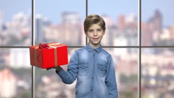 Niño pequeño sosteniendo caja de regalo . — Vídeos de Stock