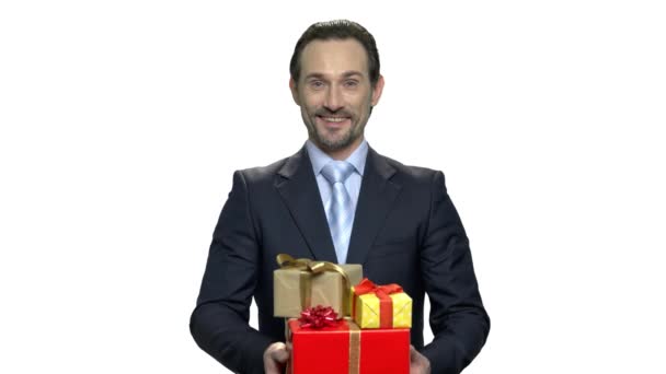 Hombre de negocios alegre sosteniendo cajas de regalo . — Vídeos de Stock