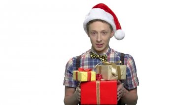 Noel şapkalı hediye kutuları ile mutlu çocuk.
