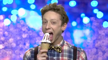 Genç çocuk bir dondurma yemek kadar kapatın.