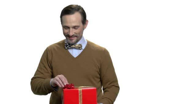 Красивий чоловік показує червону подарункову коробку . — стокове відео