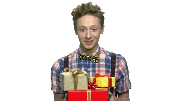 Portret van grappige jongen met geschenkdozen. — Stockvideo