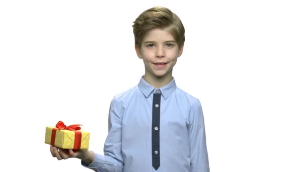 Schattige lachende jongen met geschenkdoos. — Stockvideo