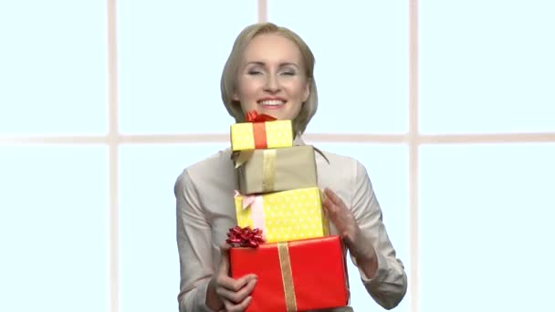 Портрет счастливой женщины с грудой подарков . — стоковое видео