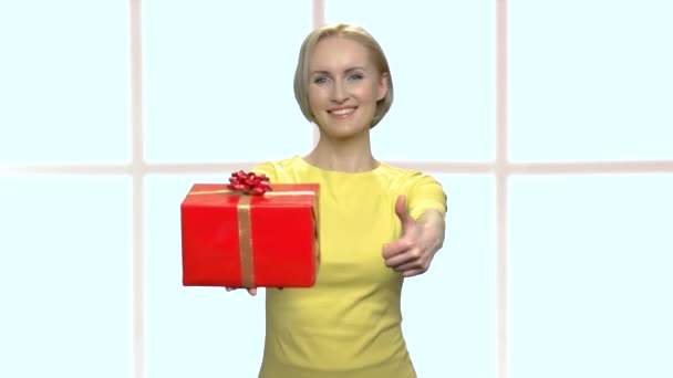 Frau zeigt Geschenkbox und Daumen hoch. — Stockvideo