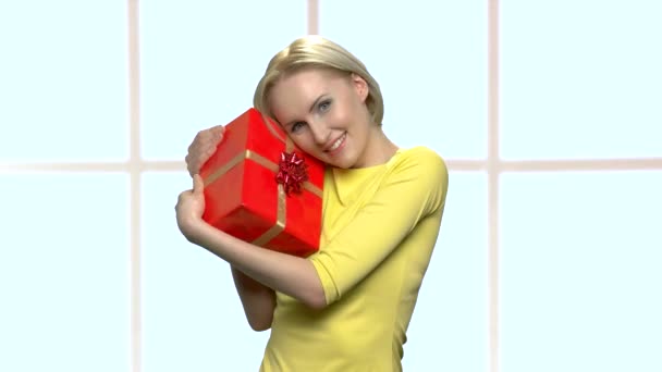 Excited caucasian woman with gift box. — Stock Video