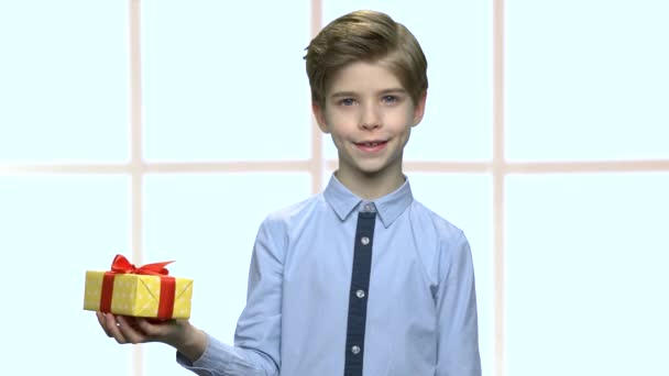 Aranyos fiú díszdobozban portréja. — Stock videók