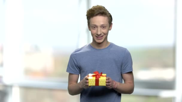 Jeune homme donnant boîte cadeau . — Video