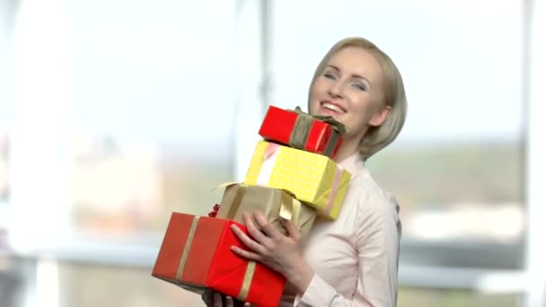 Donna eccitata con un sacco di scatole regalo . — Video Stock