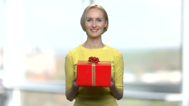 Sonriente chica sosteniendo caja de regalo . — Vídeos de Stock