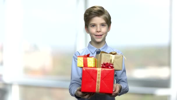 Mooie jongen met verjaardag geschenkdozen. — Stockvideo