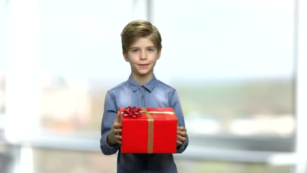 Stilig pojke räcka presentbox. — Stockvideo