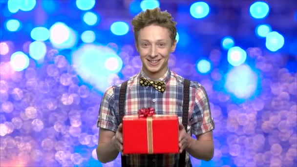 Mignon jeune homme donnant cadeau de Noël pour vous . — Video