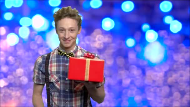 Menino adolescente com caixa de presente de Natal e polegar para cima . — Vídeo de Stock