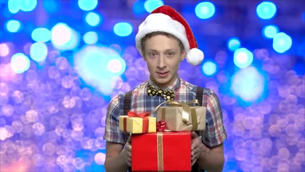 Christmas tonåring pojke med presentaskar. — Stockvideo