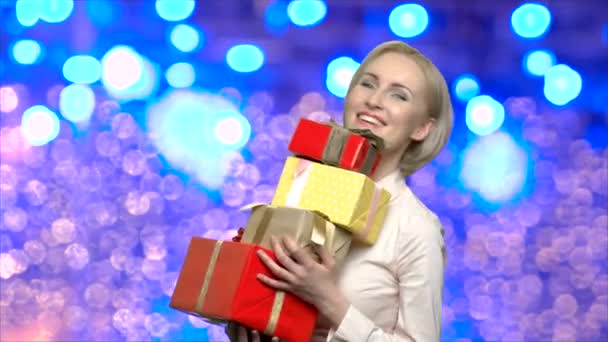 Mulher segurando pilha de caixas de presente de Natal . — Vídeo de Stock