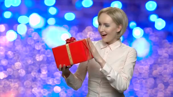 Femme surprise examine boîte cadeau . — Video