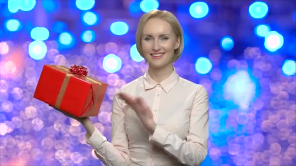 Mujer con caja de regalo sobre fondo de Navidad . — Vídeo de stock