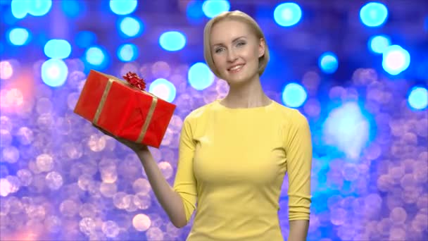 Όμορφη γυναίκα, κρατώντας κόκκινα δώρου για τα Χριστούγεννα. — Αρχείο Βίντεο