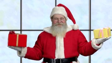 Noel Baba yeni yıl hediyeleri ile gülümseyen.