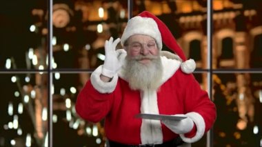 Noel Baba gösteren boş dijital tablet.