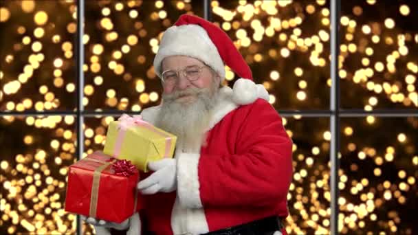 Старый традиционный Санта Клаус с рождественскими подарками . — стоковое видео