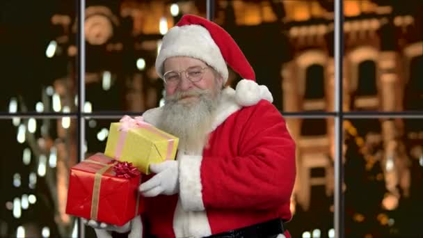Papai Noel com presentes mostrando polegar para cima . — Vídeo de Stock