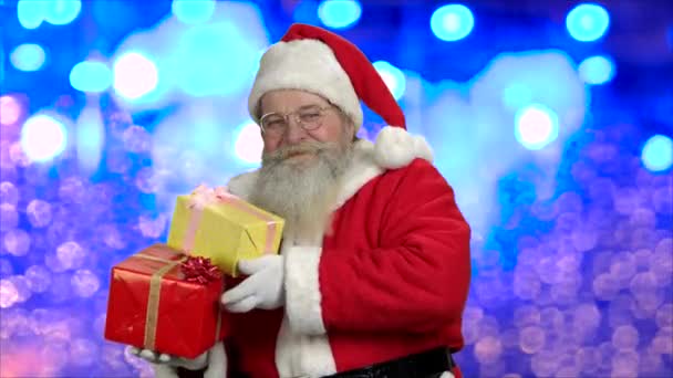 Schattige Kerstman met giften en duim omhoog. — Stockvideo