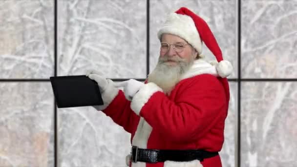 Old-fashioned Santa holding digital tablet. — Stock Video