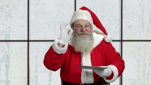 Старый Дед Мороз показывает планшет . — стоковое видео