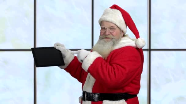 Santa Claus s kouzelnou počítač tablet. — Stock video