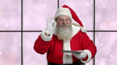 Santa ok işaret gösteren dijital tablet ile.