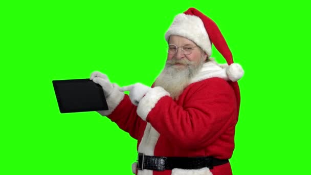 Santa mostrando tablet pc sullo schermo verde . — Video Stock