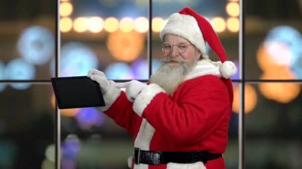 Настоящий Санта Клаус представляет цифровой планшет . — стоковое видео