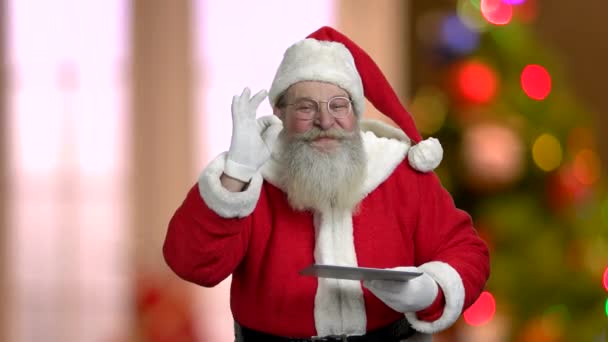 Szczęśliwy Santa Claus wyświetlone cyfrowego tabletu. — Wideo stockowe