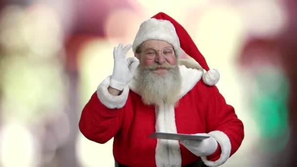 快乐的圣诞老人展示数字平板电脑. — 图库视频影像