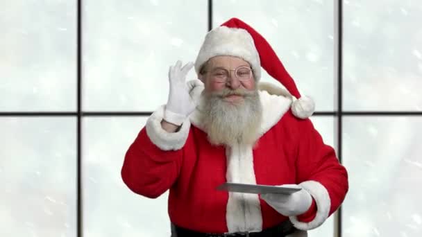 Санта-Клаус подарил компьютерный планшет с бланком . — стоковое видео
