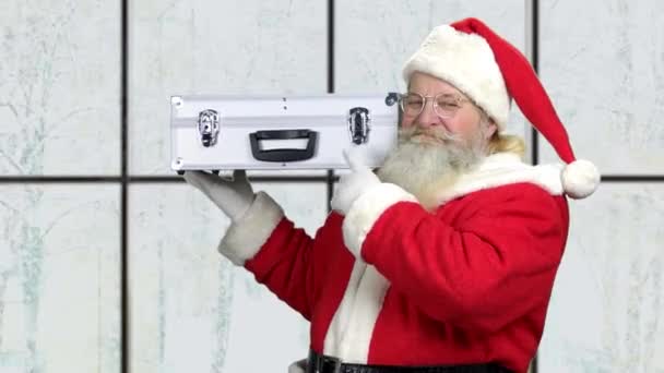 Happy Santa držící pouzdro plný peněz. — Stock video