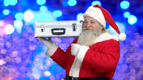 Kerstman met zilveren geval op blue bokeh achtergrond. — Stockvideo