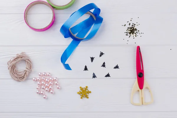 Perles et outils pour Noël bricolage . — Photo
